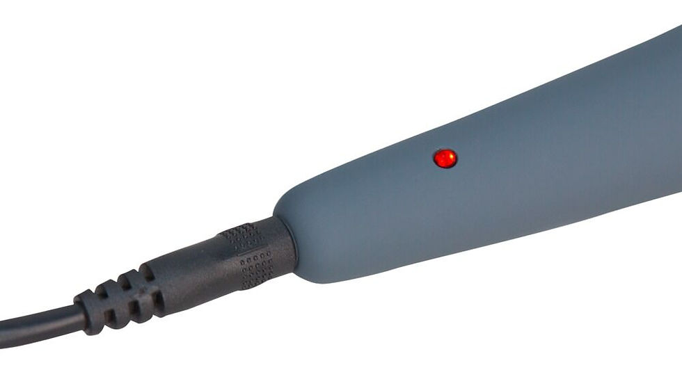 Miniaturbild: grau pinker massager mit beweglichem Kopf, Nahaufnahme auf Ladelampe und Ladekabel