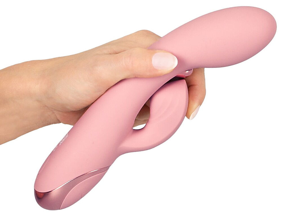 Thumbnail: rosa Rabbitvibrator Avenor. Mit Metalzunge für G-Punkt. Frauenhand demonstriert Beweglickeit des Stimulationsarms