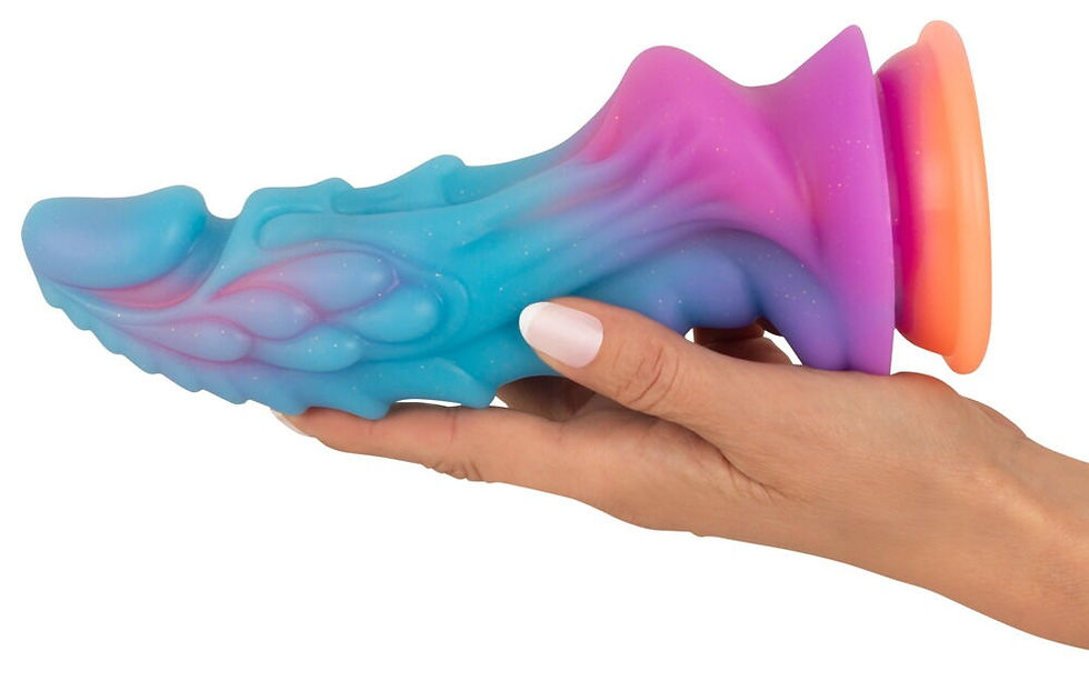 Miniaturbild: Fantasy Dildo Mystic Dragon von Beasty Cocks. Farbverlauf Blau-Pink. Ausgeprägte Strukturen. Liegend auf Frauenhand