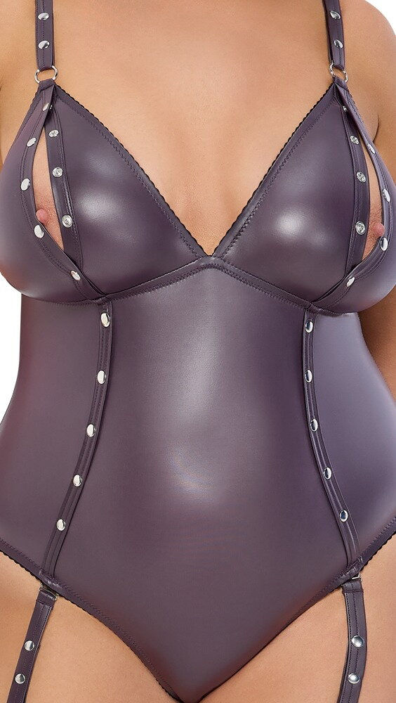 Thumbnail: mollige Frau in lila Stringbody; Brust und Schritt zum Aufknöpfen; mit abnehmbaren Fesseln; Nahaufnahme Torso offene Brust