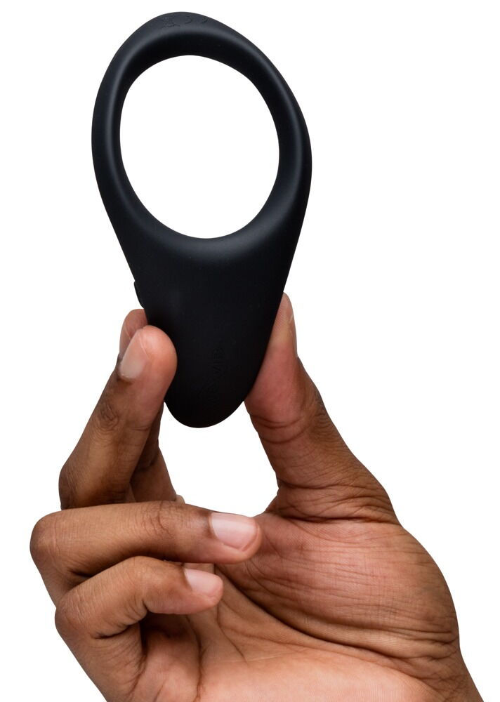 Miniaturbild: Vibro Penisring Verge 2 von We-Vibe. gehalten von einer Männerhand