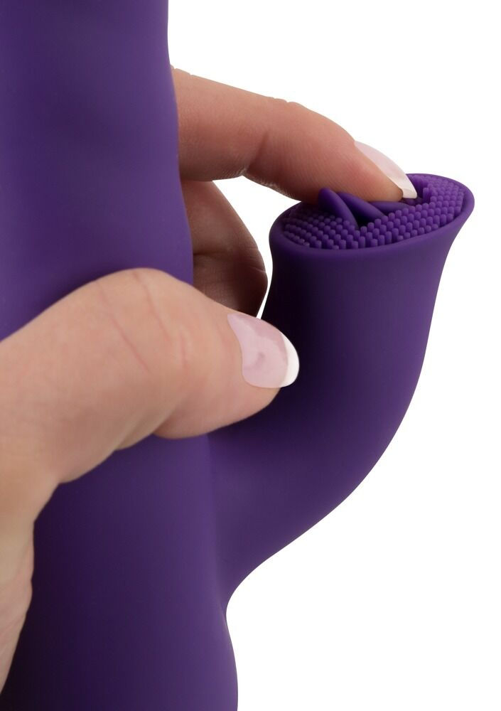 Miniaturbild: lila Rabbitvibrator mit Rotations- und Stoßfunktion. Klitorisstimulator mit Noppen und 3 Zungen. Frauenhand zeigt die Zungen