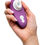 Miniaturbild: violetter Womanizer Liberty 2, ohne magnetic cover gehalten von einer Frauenhand