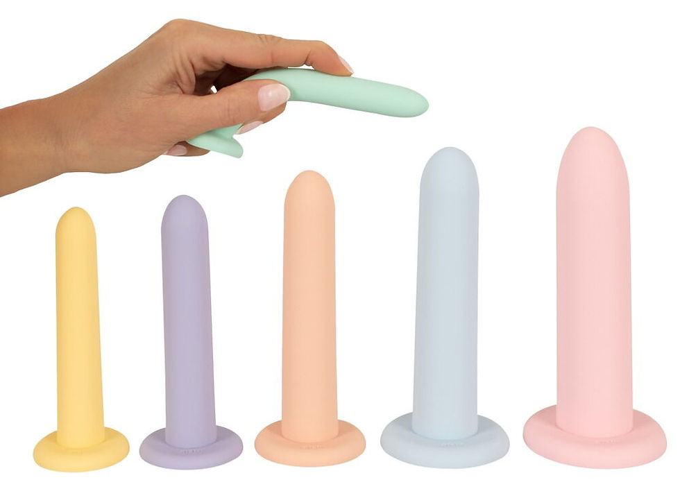Miniaturbild: 6-teiliges Dildo Set in Pastellfarben und unterschiedlicher Größen. Nebeneinander aufgereiht. Frauenhand hält den Kleinsten