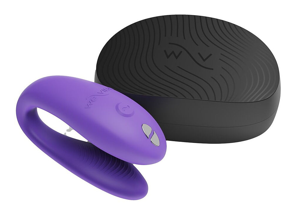 Thumbnail: lila Paarvibrator We-Vibe Sync Go. C-förmig. Per App steuerbar. Ideal für unterwegs. liegend neben Aufbewahrungsbox