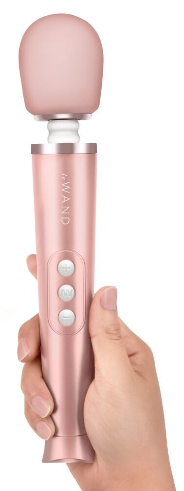Miniaturbild: Le Wand Petite in rosé, gehalten von einer Frauenhand