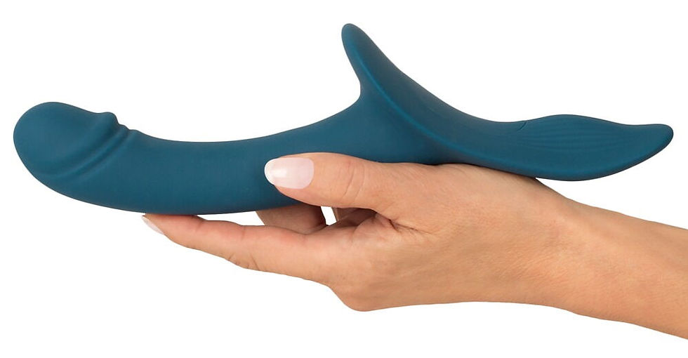 Thumbnail: Strapon kompatibler Vibrator liegend mit Vulva Aufleger auf einer Frauenhand