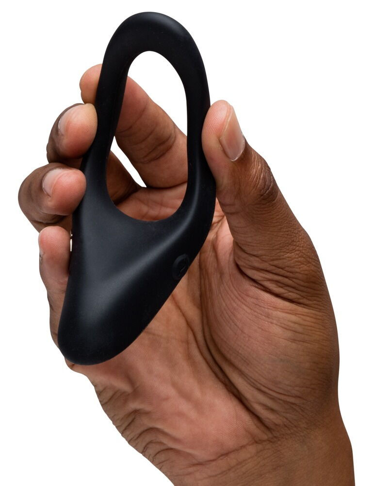 Miniaturbild: Vibro Penisring Verge 2 von We-Vibe. Männerhand drückt den Ring zusammen um die Flexibilität zu demonstrieren
