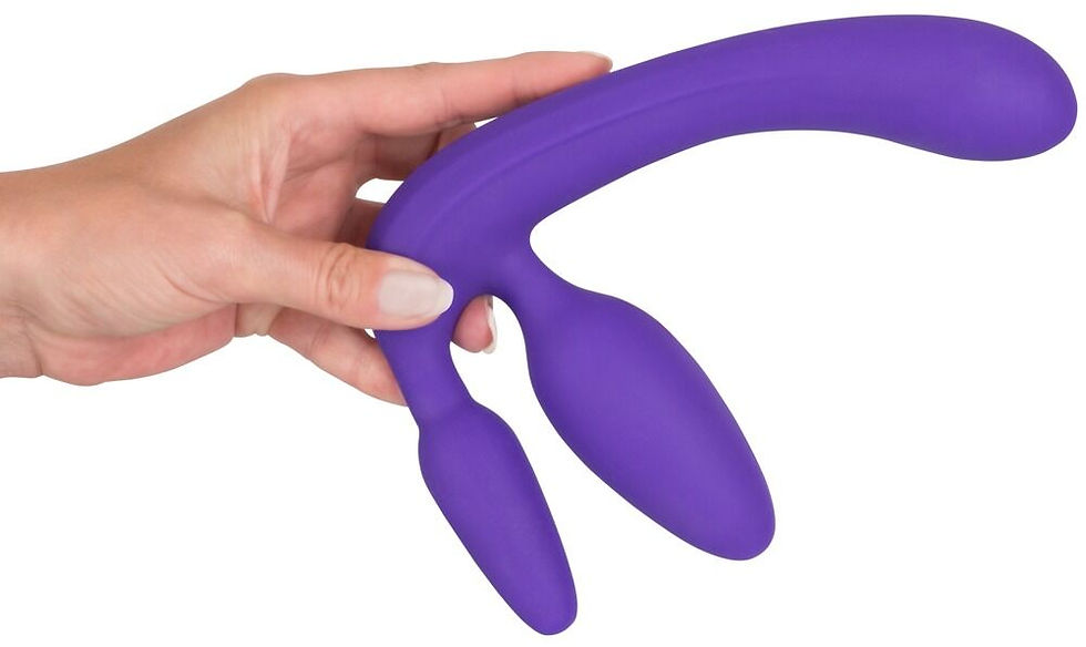 Thumbnail: Frauenhand hält den gurtlosen Strapon Dildo. Die Plugs für Anal- und Vaginalbereich zeigen nach unten