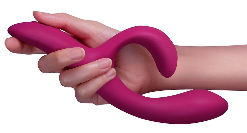 Miniaturbild: Rabbitvibrator Nova 2 von We-Vibe. Flexibler Stimulationsarm. Per App fernsteuerbar. gehalten von einer Frauenhand