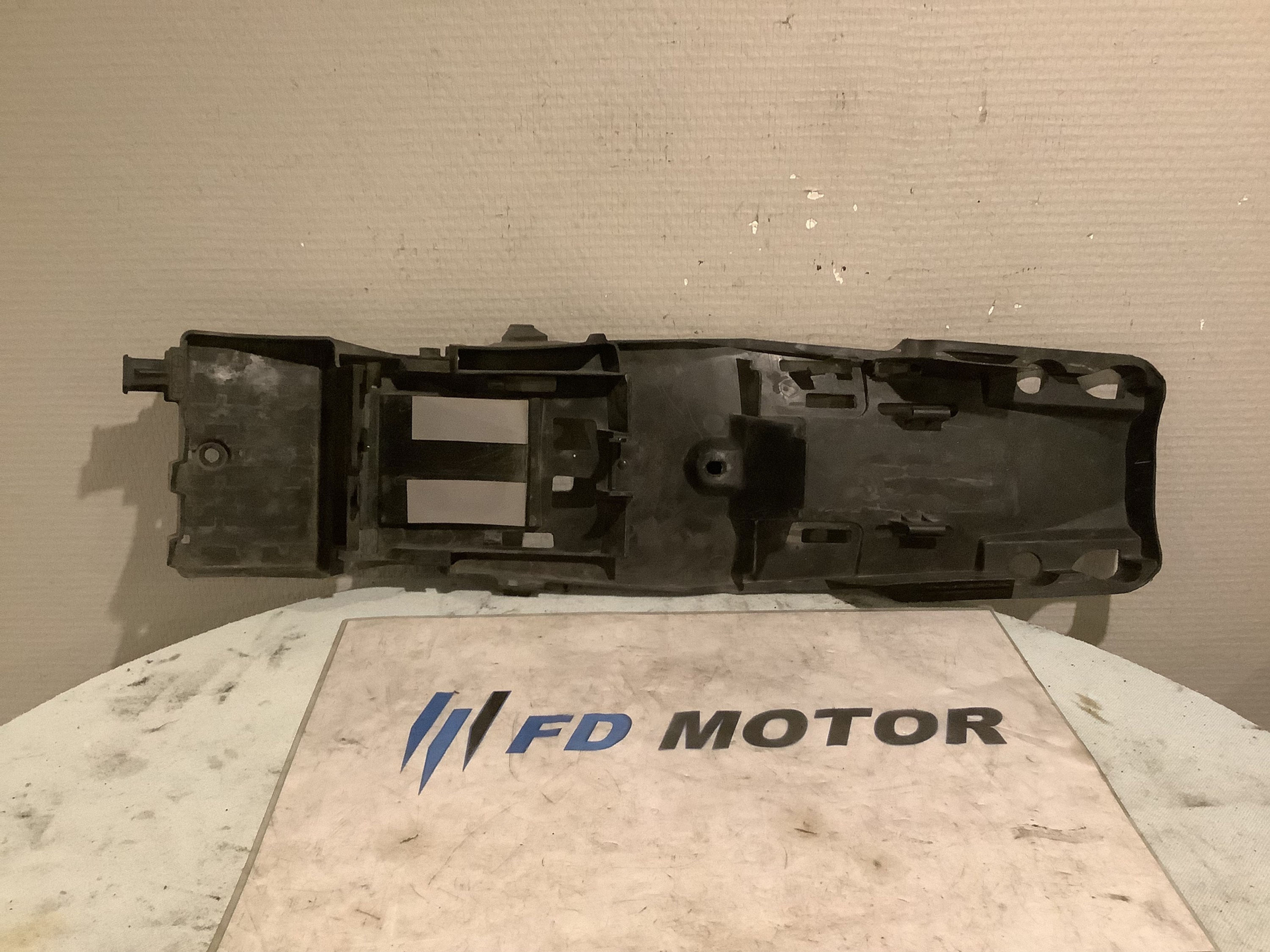 Support batterie passage de roue