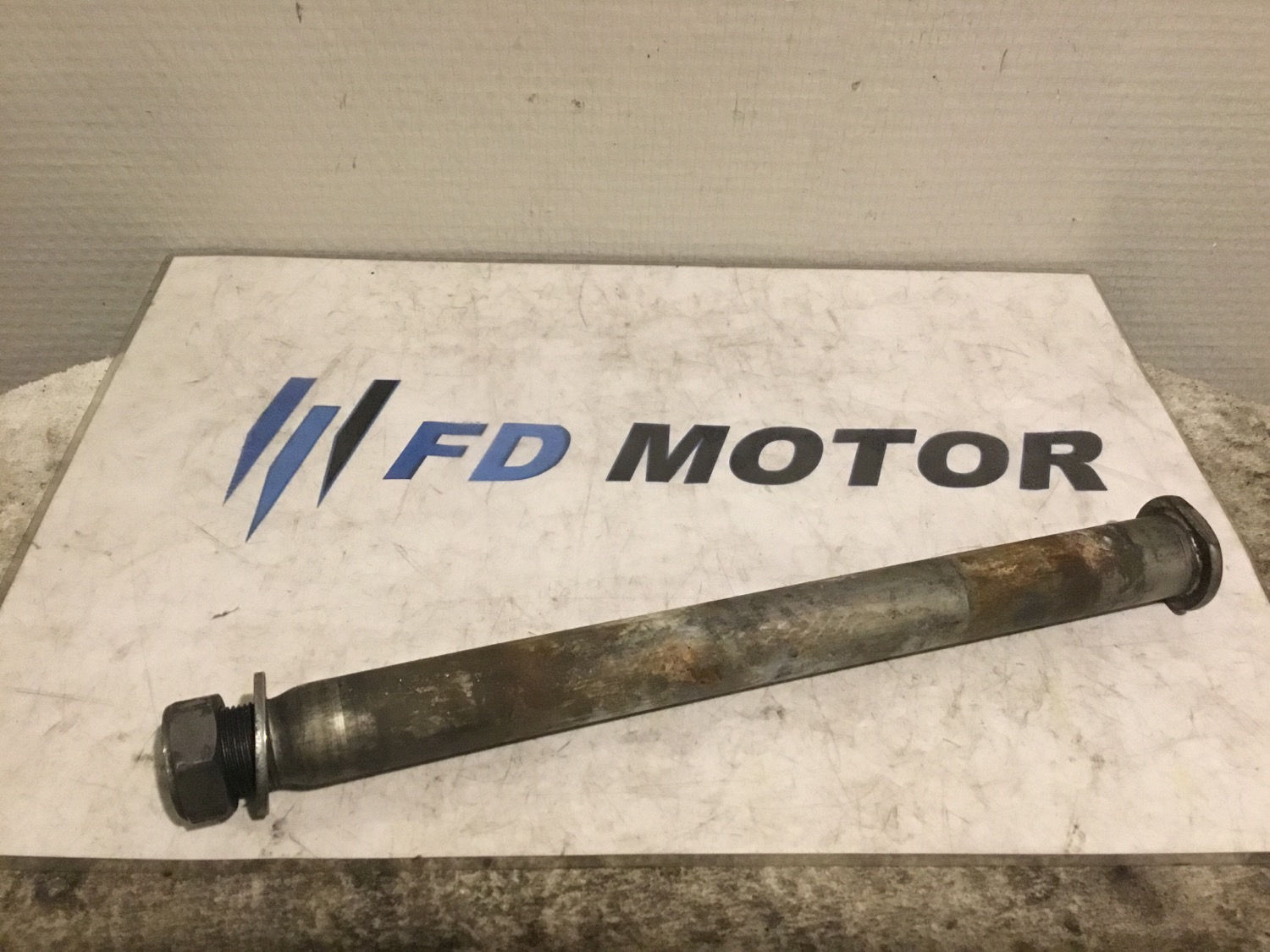 Axe de roue arrière 