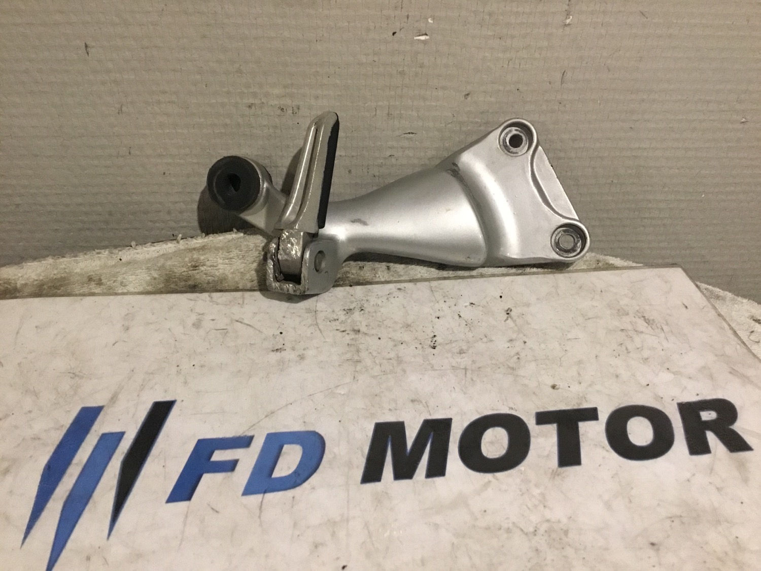 Cale pied arrière droit froté 