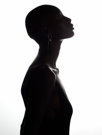 Photo de photographe de beauté et de film, à Paris, d'une mannequin luxe en backlight très graphique pour de la publicité digitales premium