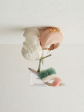 Objets de désir Fendi est une série d'accessoires surréaliste pour Numero Magazine, avec une chaussure et un sac de couleur pastel de la marque de luxe 