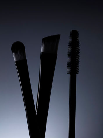 Des pinceaux de maquillage  dans une photo nature morte pour de la beauté shootée par un photographe pour du brand content à Paris par Wonderland Studio, Photographe basé à Paris