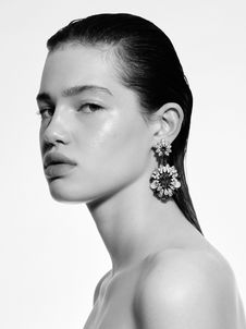 Beauté professionnelle réalisée par Wonderland Studio : portrait avec maquillage, peau pour campagnes beauté, cosmétiques et luxe