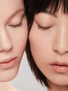 photographie skincare de deux mannequins avec une peau, pour de la publicité digitale de cosmétiques en photo et film à Paris par Wonderland studio qui a fait la creation et la direction artistique