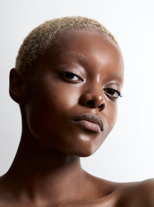 Éditorial photographe de Wonderland Studio Alice à Paris de beauté naturelle  et portraits de beauté 