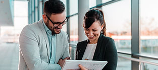 Deux collègues regardant un dossier