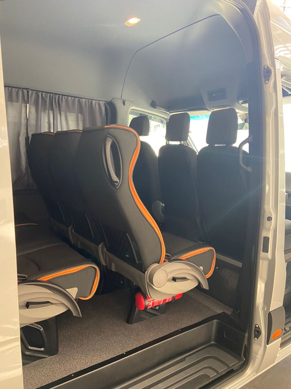 Miniatura: Van com 15 ou 20 assentos completa com ar condicionado