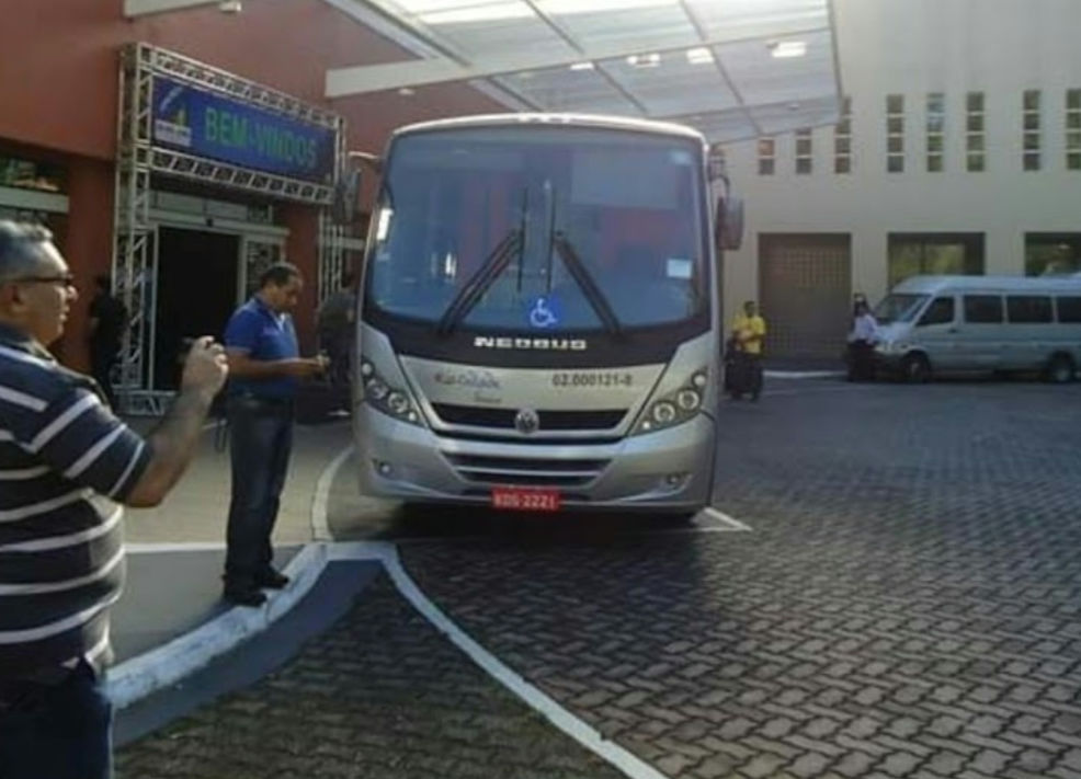 Microônibus 26 lugares, ar condicionado e banheiro