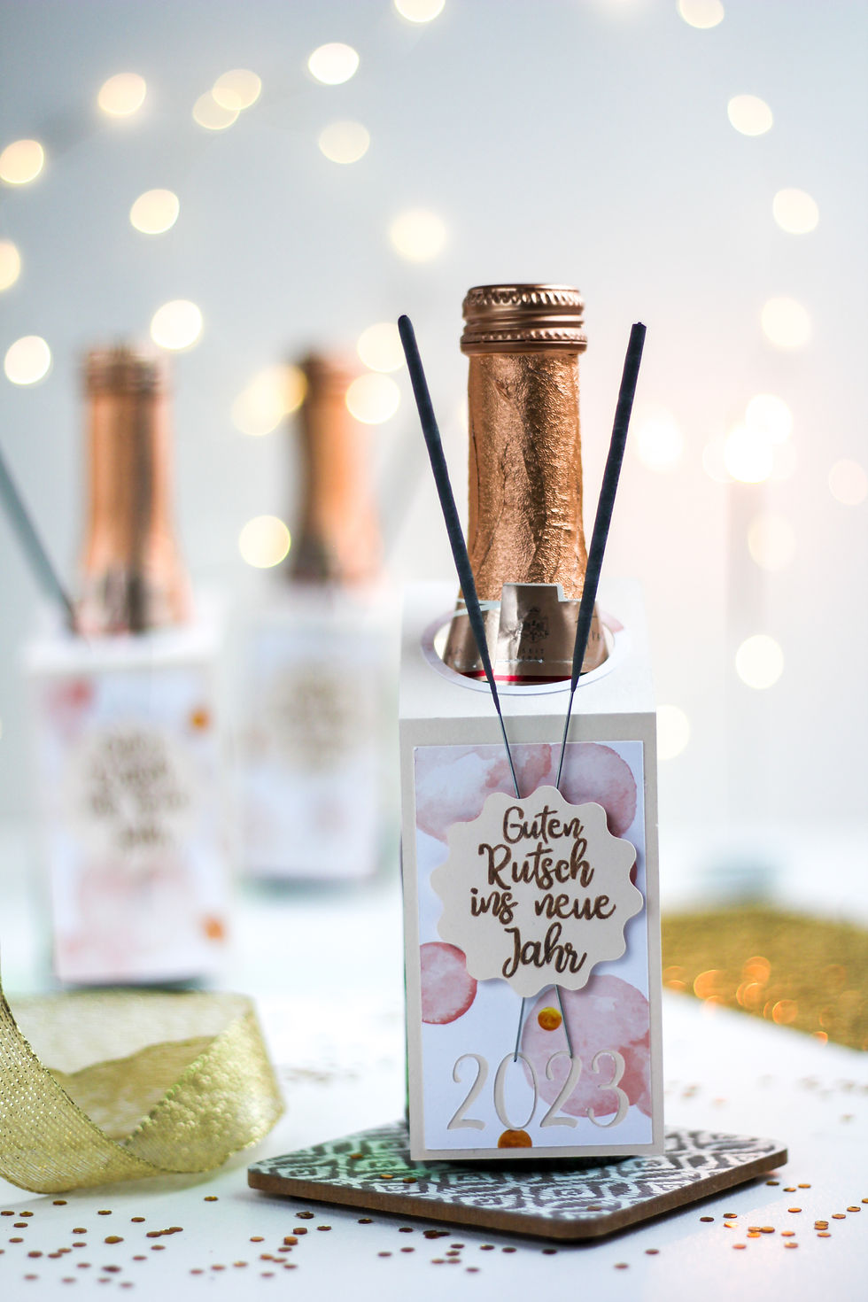 Silvester Flaschenanhänger für die Sektflasche mit Wunderkerzen basteln