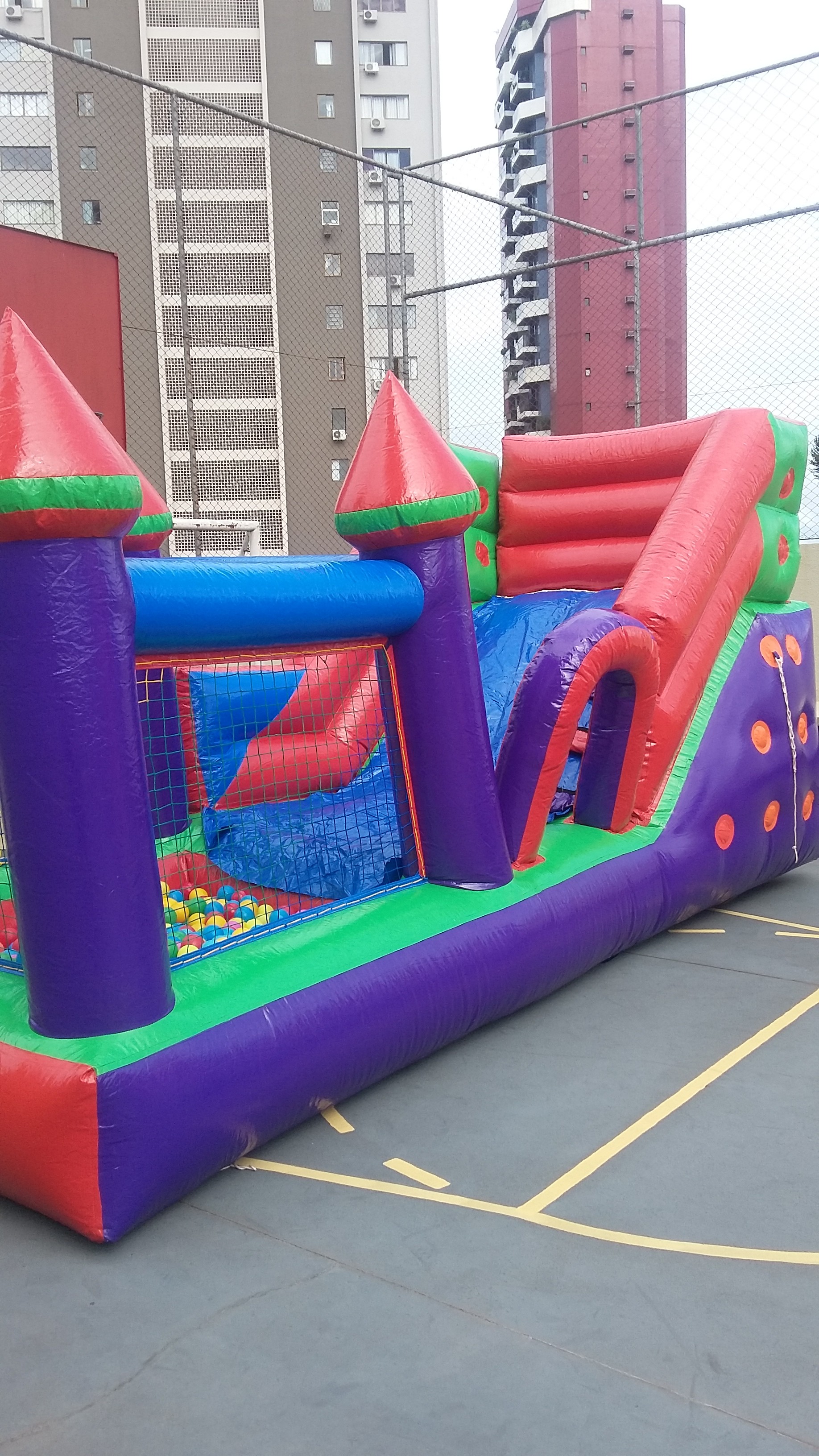 Mini tobogã com piscina de bolinhas