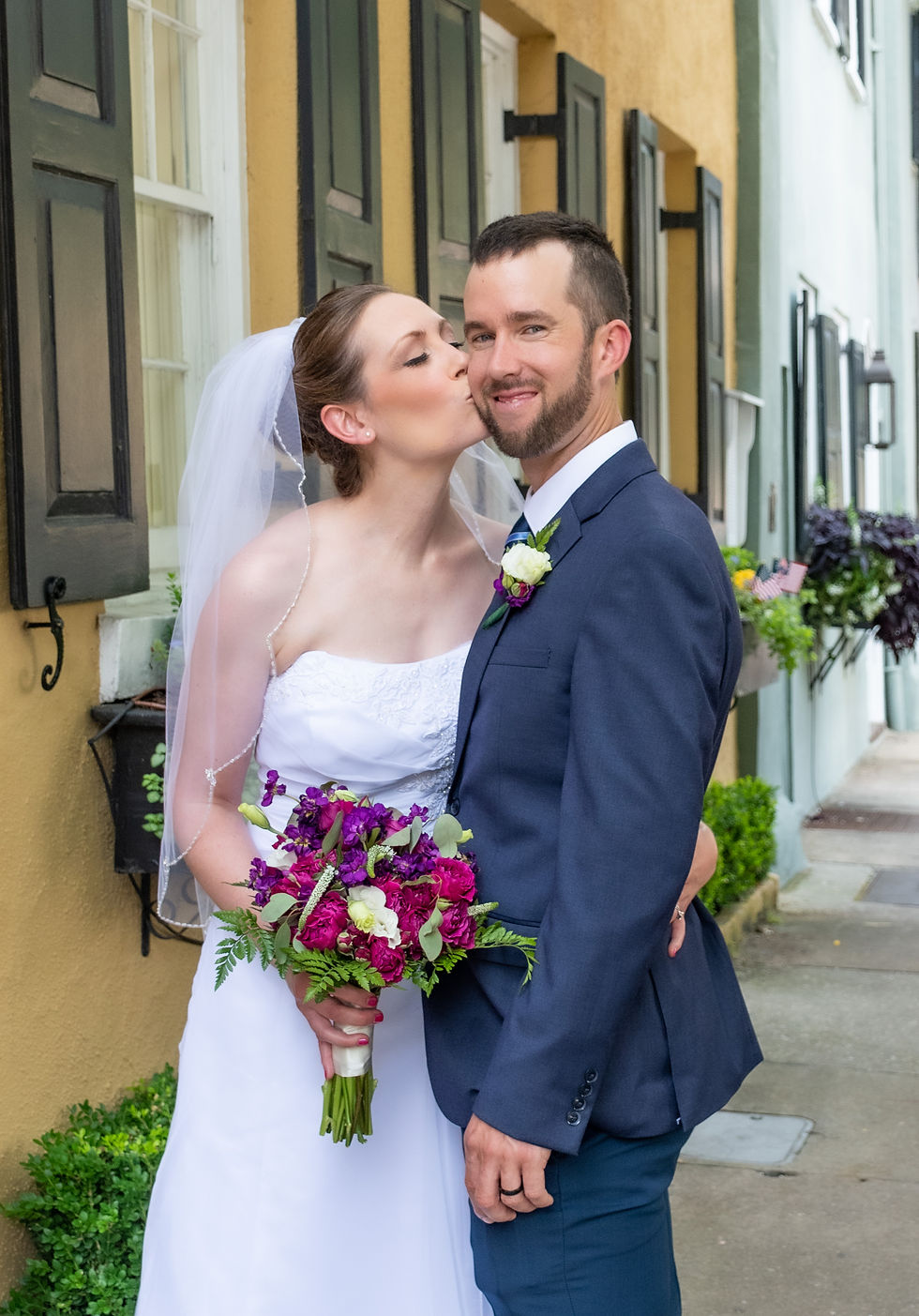 wedding photos on rainbow row charleston sc