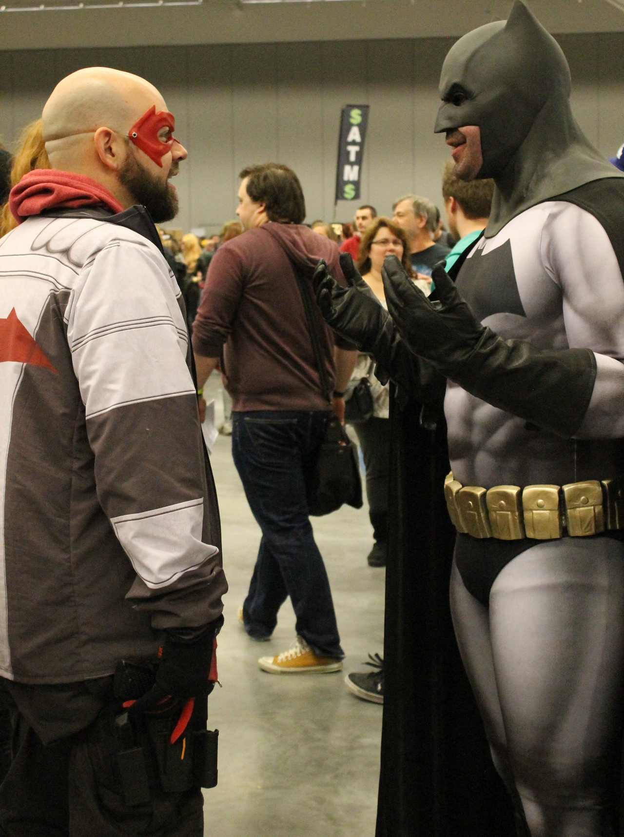 Batman talking to Red Hood