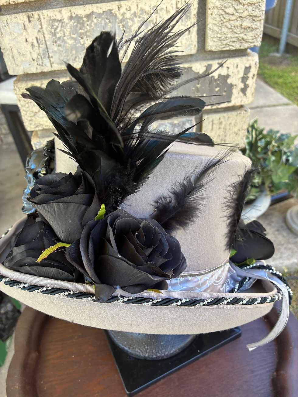 Thumbnail: Gray with Black Skull Top Hat