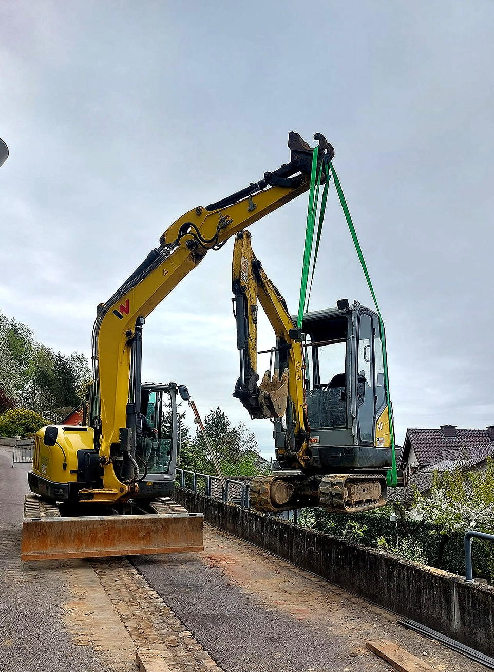 Machine soulevant une autre machine pour l'installer dansun terrain