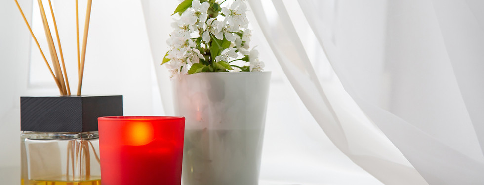 décoration d'intérieur avec voile blanc, vase et fleur blanche et bougie décorative rouge