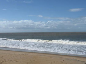 Alerta de ressaca é reforçado no litoral Norte Fluminense com ondas de até 2,5 metros