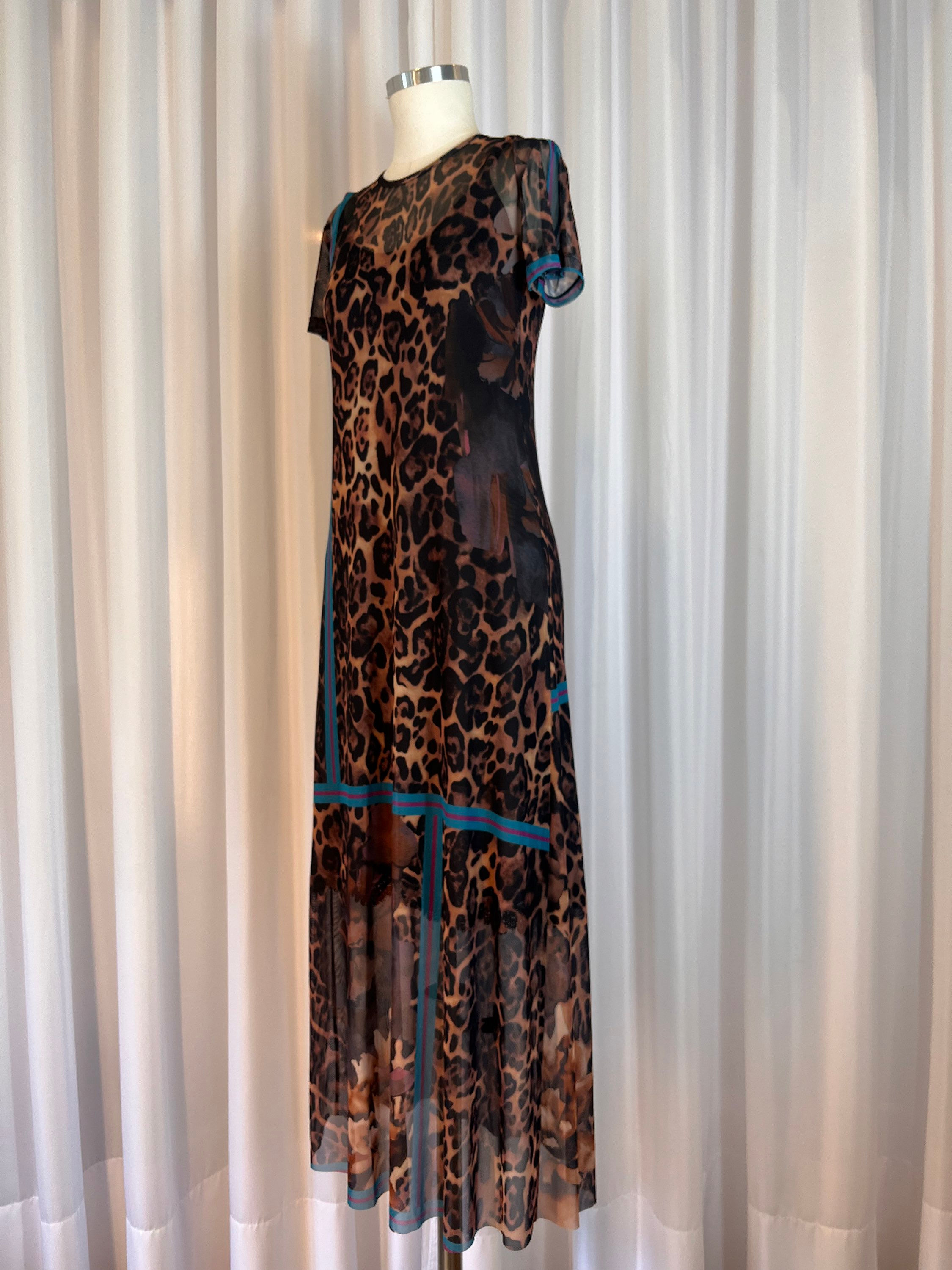 Vestido tule midi manga curta