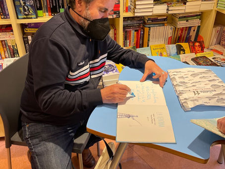 FIRMA DE EJEMPLARES EN 'EL BÚHO LECTOR' (OVIEDO)