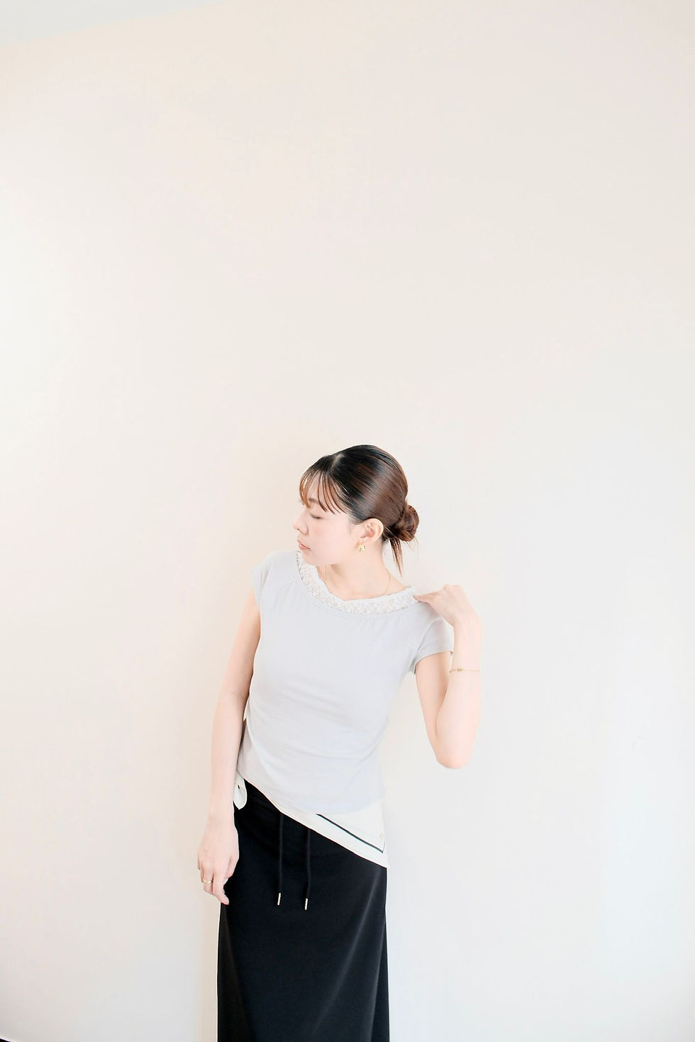 縮圖：Arya lace patched grey blouse 