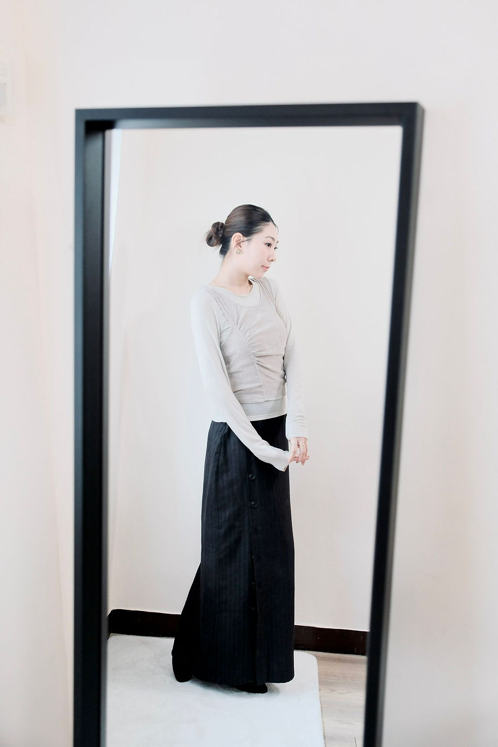 縮圖：Black striped button skirt