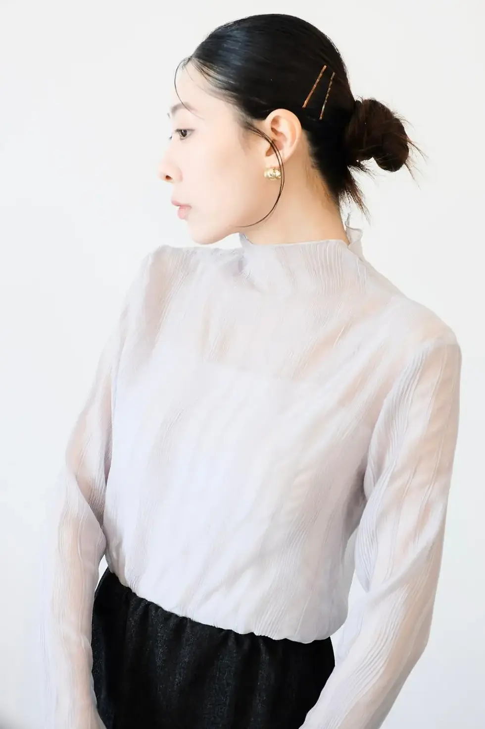 縮圖：Light grey wave ruffle blouse