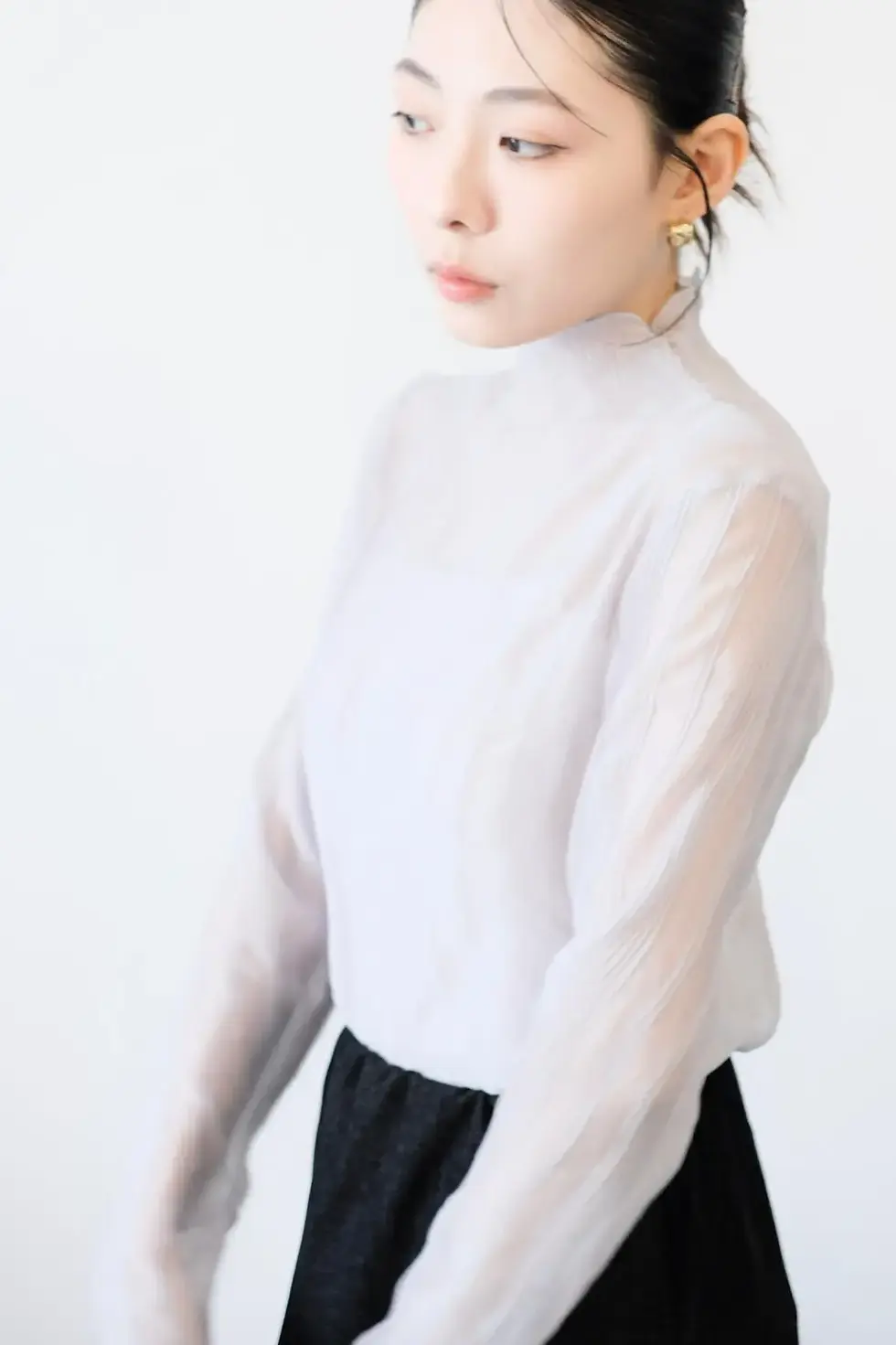 縮圖：Light grey wave ruffle blouse