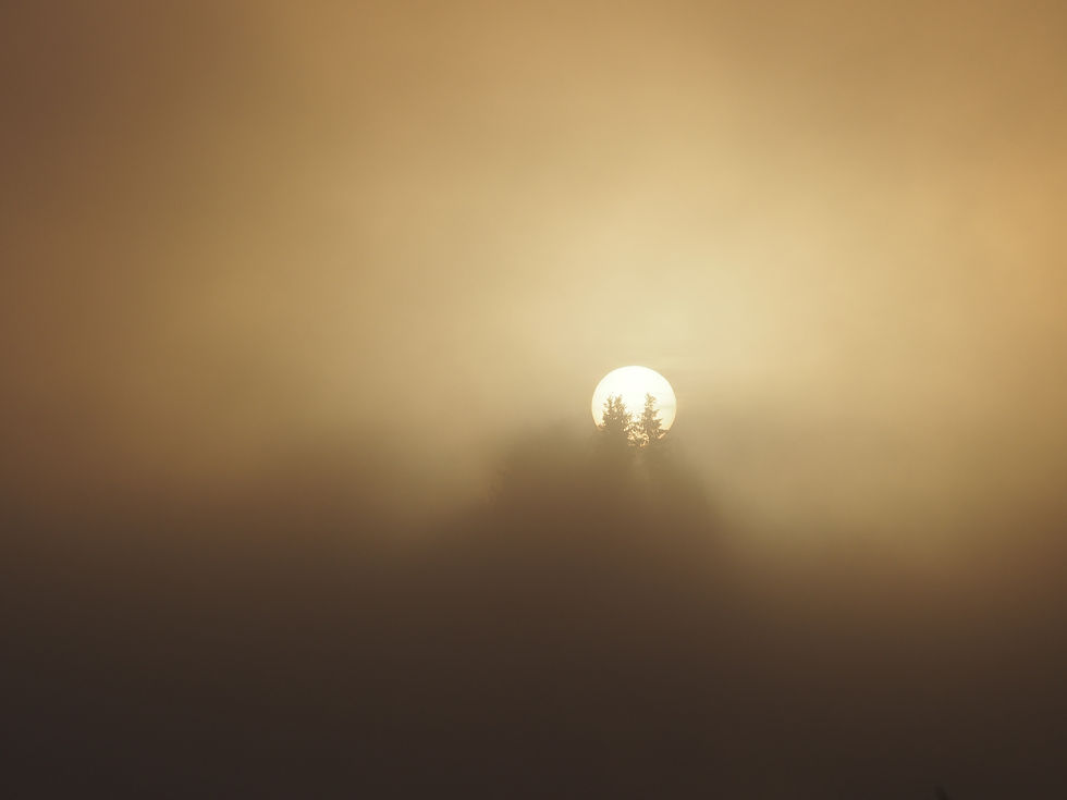 Niin se vain on, vain sumulla näkee auringon ääriviivat.