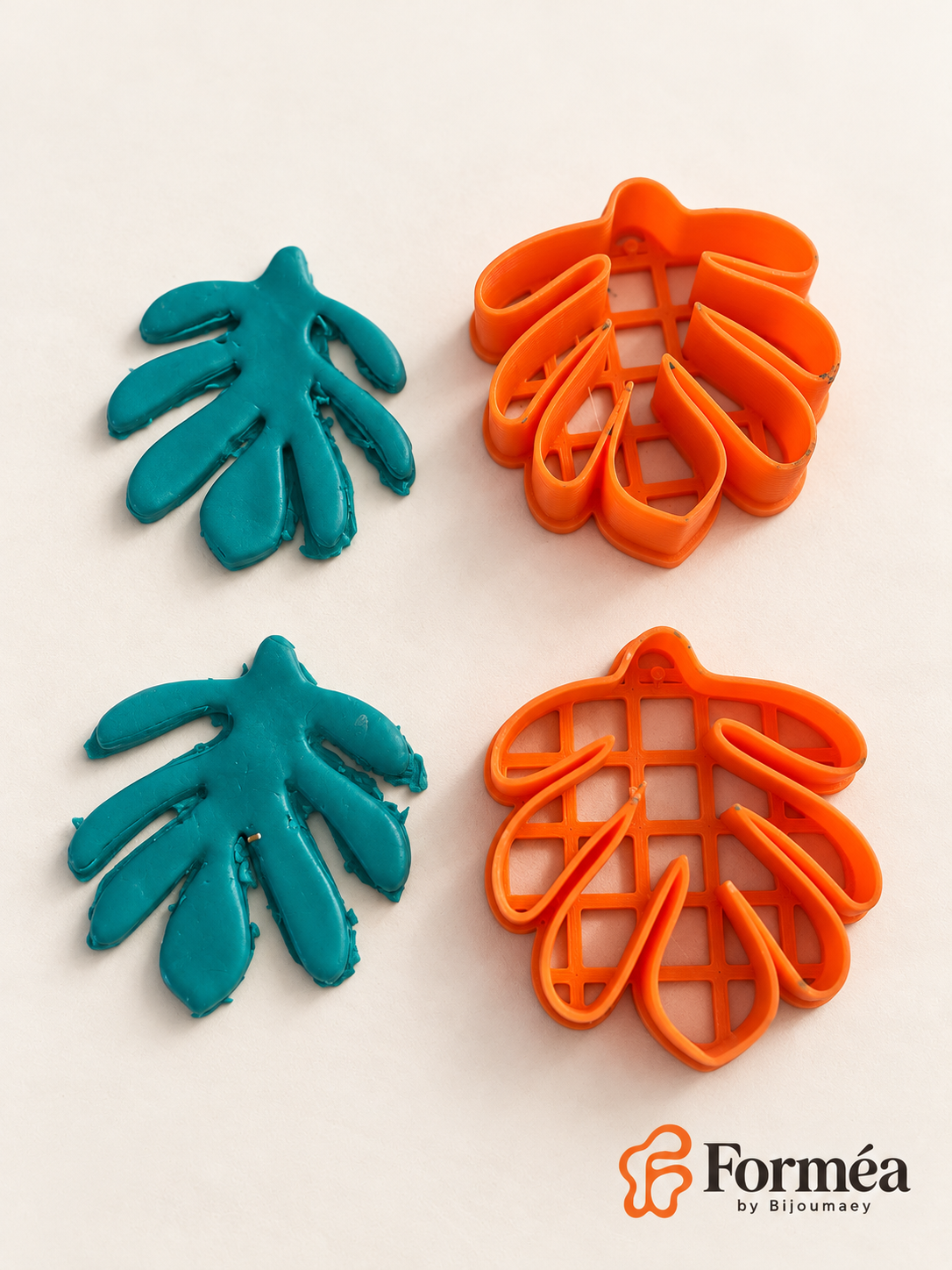 Emporte-pièces Feuille Tropicale orange et exemples de découpes brutes en pâte turquoise