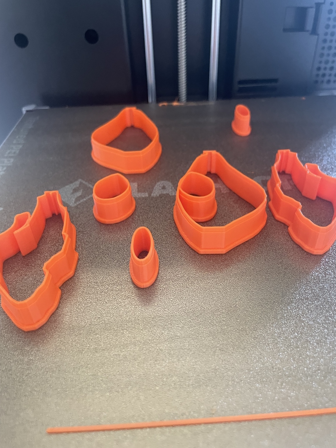 Emporte-pièces orange sur le plateau après impression 3D — photographie réelle de l’atelier Forméa