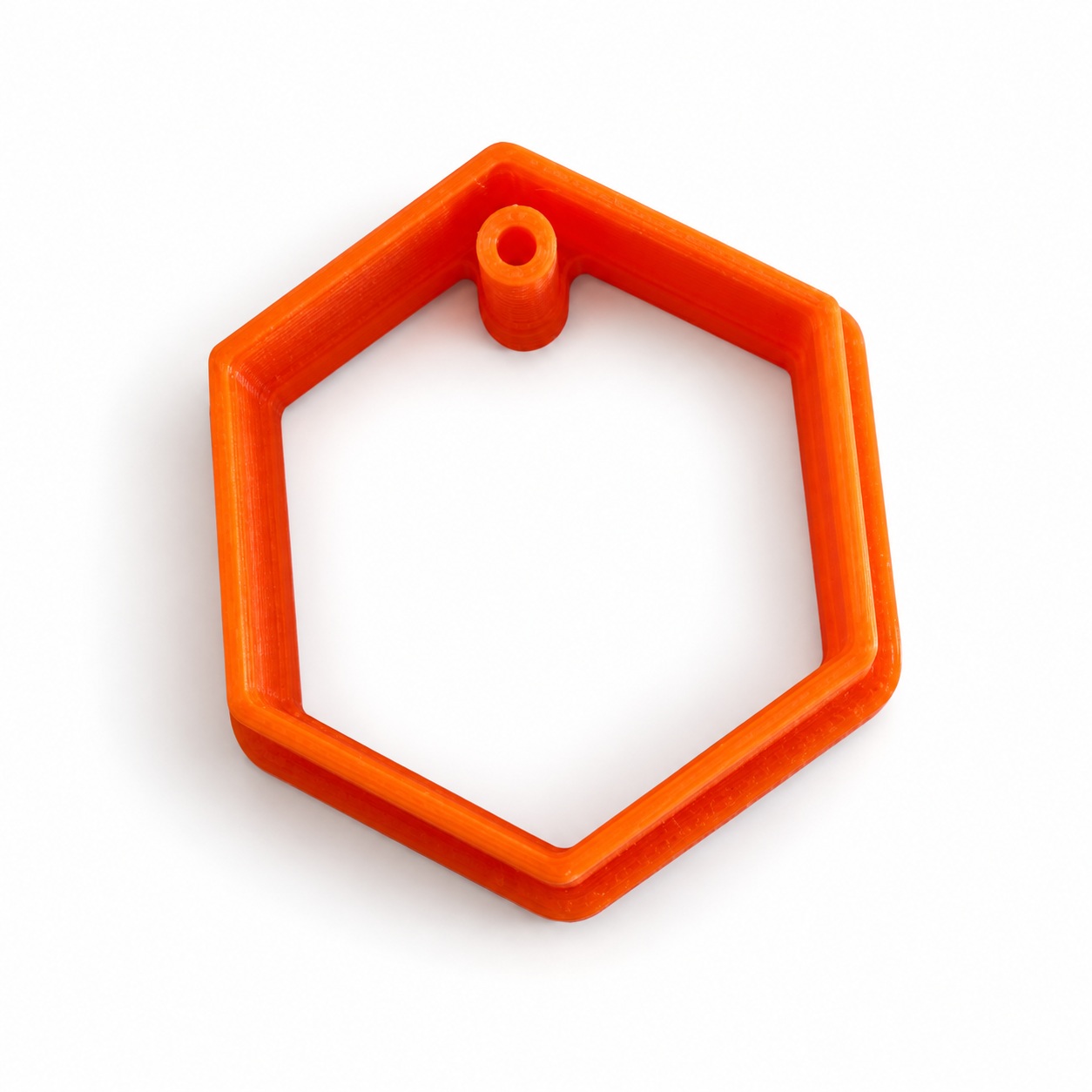 Emporte-pièce Hexagone Facette avec trou intégré pour créole, imprimé en 3D orange — Forméa