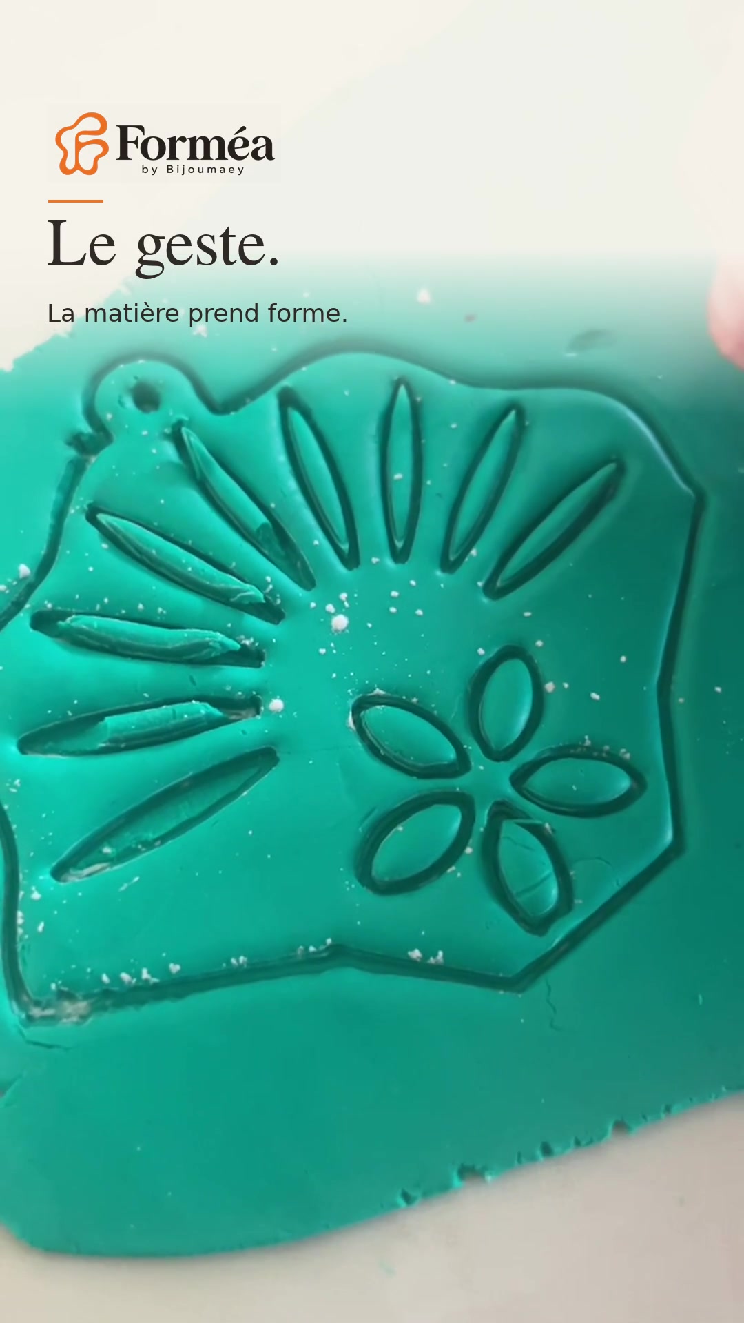 Le motif floral révélé dans une pâte turquoise, pendant une démonstration Forméa