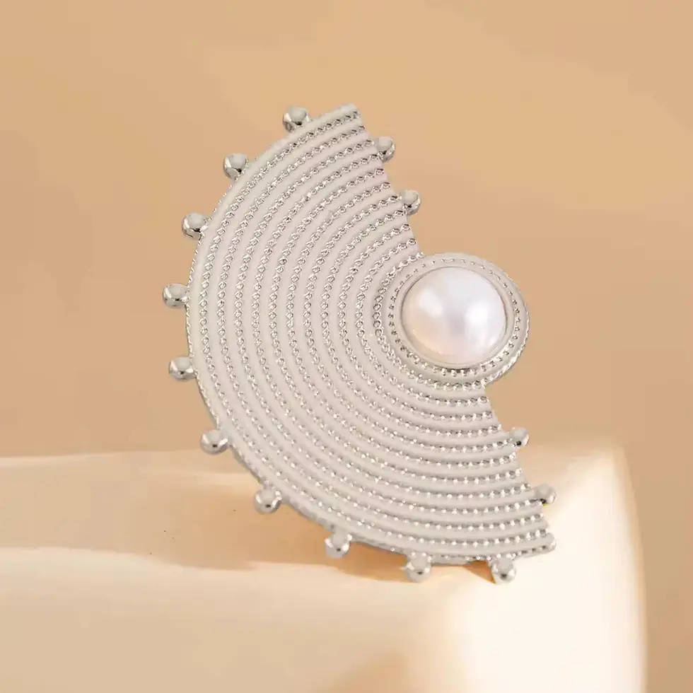 Boucles d'oreilles argentées en forme de demi-cercle, perle. boucles d'oreilles résine