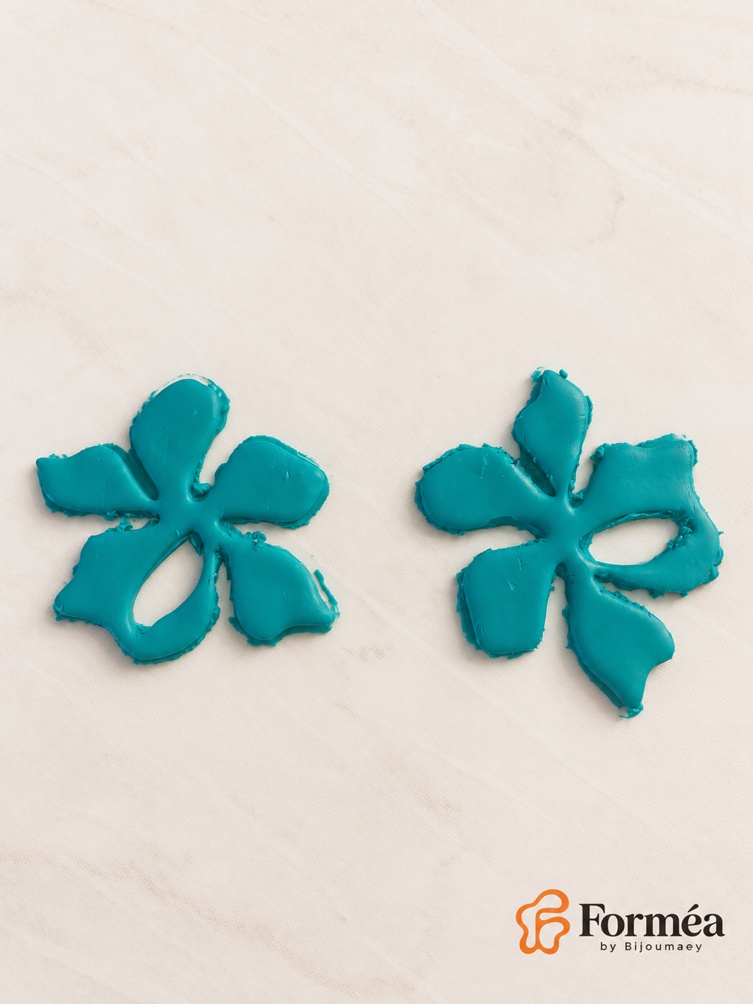 Deux découpes brutes entièrement visibles du motif Fleur organique ajourée, en pâte turquoise