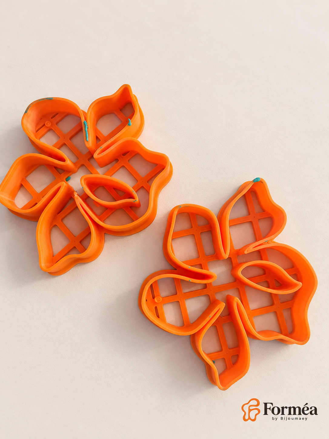 Emporte-pièces Fleur organique ajourée orange disposés en diagonale — Forméa