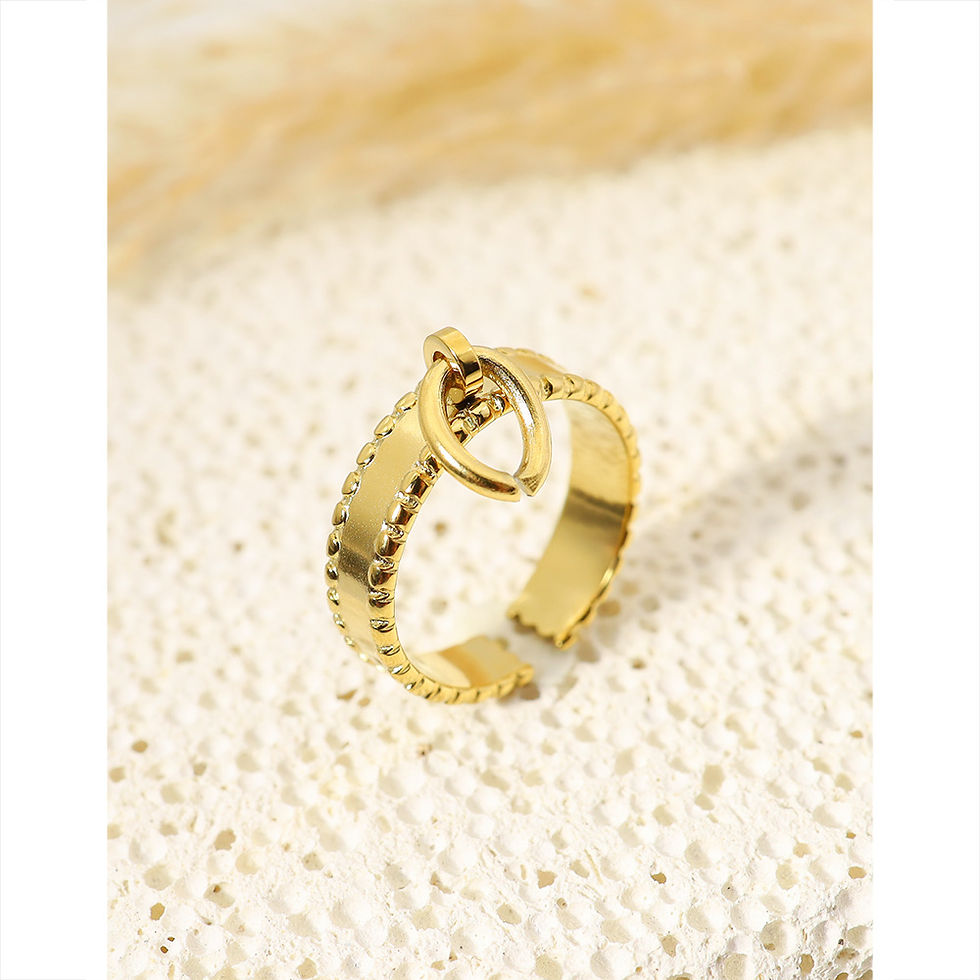 Miniature : Bague dorée sur fond clair Bijoumaey, bijou fantaisie tendance et élégant.