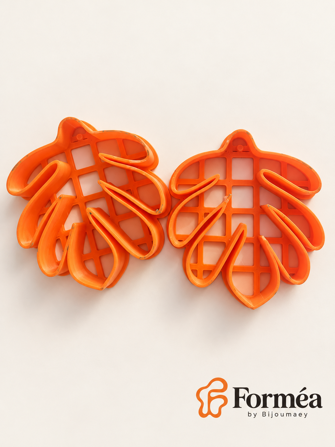 Deux emporte-pièces Feuille Tropicale orange présentés ensemble — Forméa